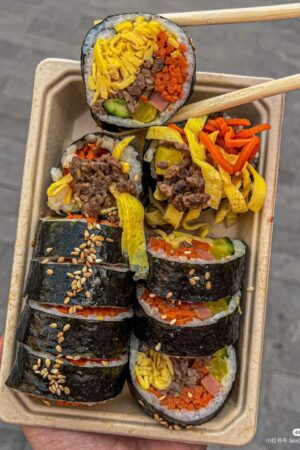Kimbap Ú Béo – Khám Phá Hương Vị Kimbap Hàn Quốc Đầy Hấp Dẫn